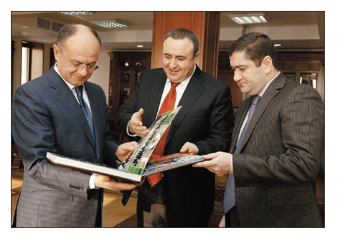 Автомат из рук Калашникова  передан министру обороны Армении