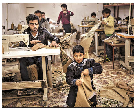 Дети-беженцы из Сирии привлекаются в Турции к пошиву формы для ИГ