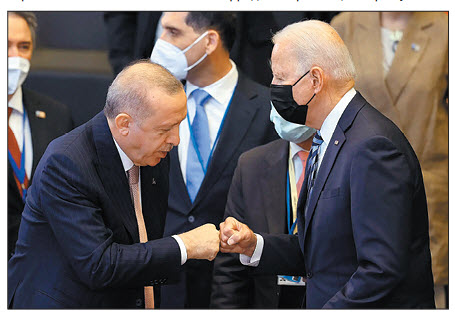 Удастся ли Эрдогану усидеть на двух стульях?